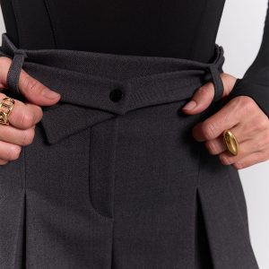 Harmaat, keskikorkeat, laskostetut shortsit